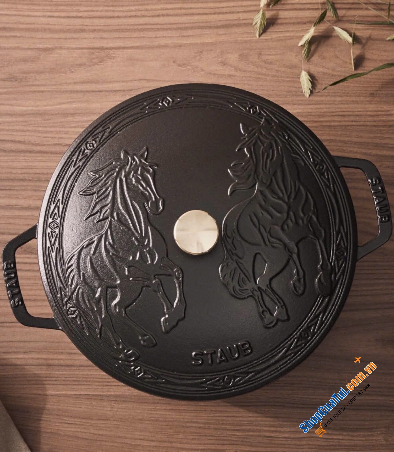 Nồi gang Staub song mã đỏ cherry và đen 26cm.
