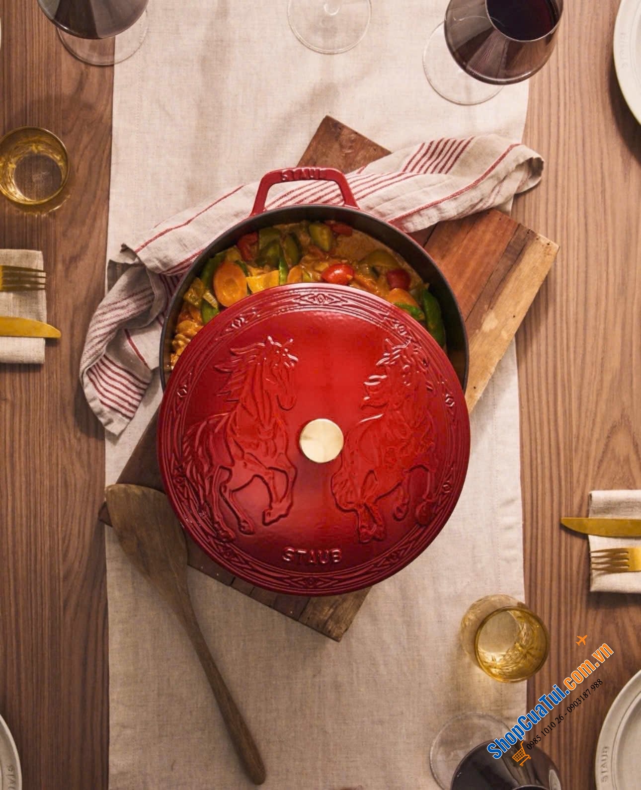 Nồi gang Staub song mã đỏ cherry và đen 26cm.