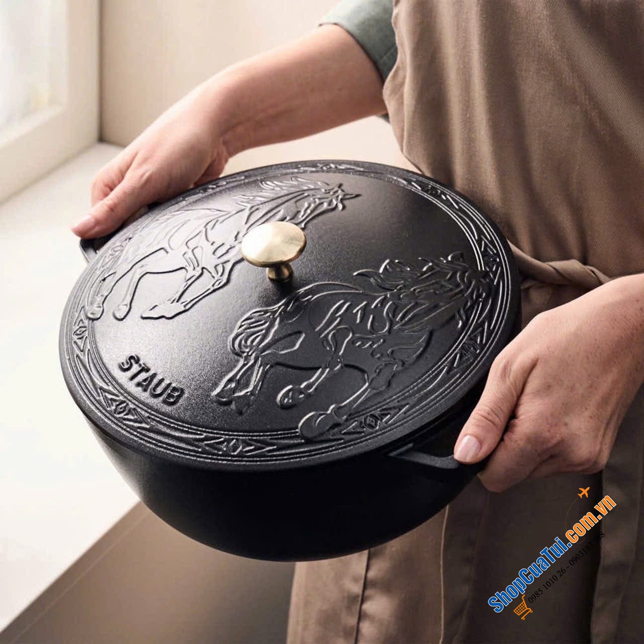 Nồi gang Staub song mã đỏ cherry và đen 26cm.