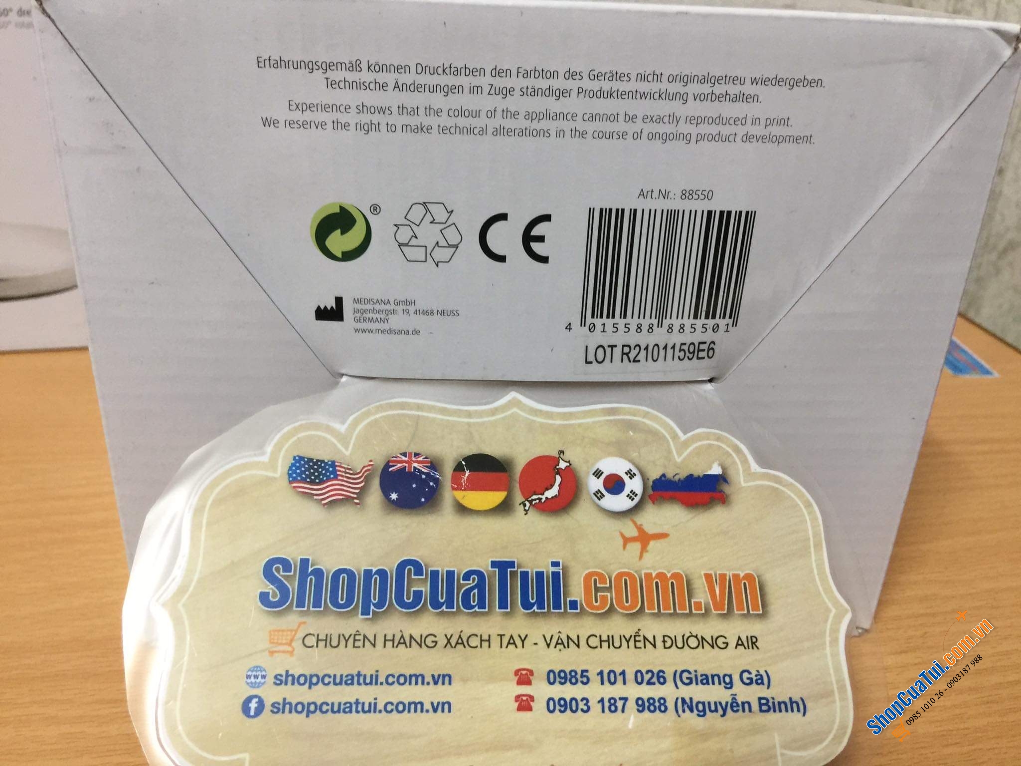 Gương trang điểm Medisana 2 in 1với 2 mặt gương: 1 mặt gương thường, 1 mặt gương phóng đại lên x5 lần (soi rõ từng mm trên mặt