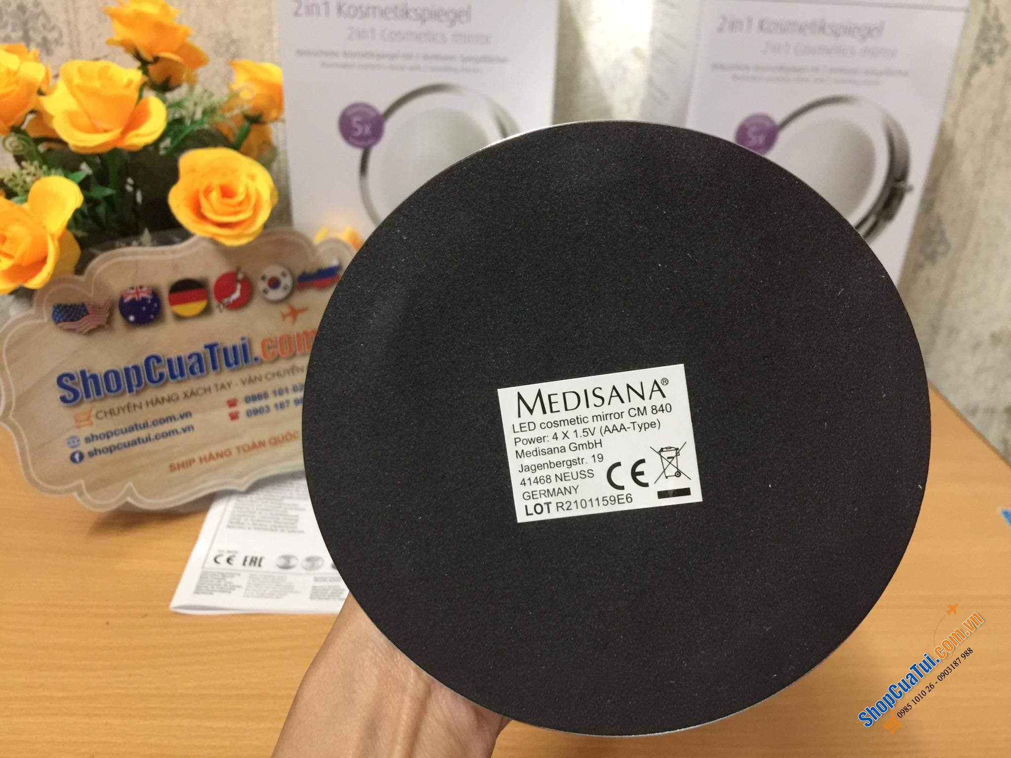 Gương trang điểm Medisana 2 in 1với 2 mặt gương: 1 mặt gương thường, 1 mặt gương phóng đại lên x5 lần (soi rõ từng mm trên mặt