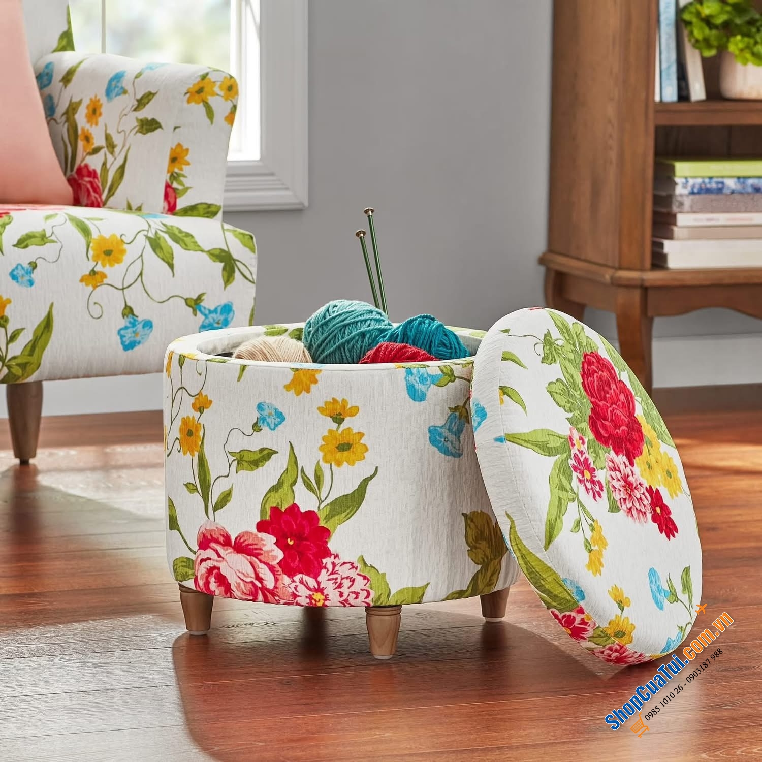 Đôn tròn kiêm hộp đựng đồ The Pioneer Woman Sweet Rose Round Storage Ottoman.
