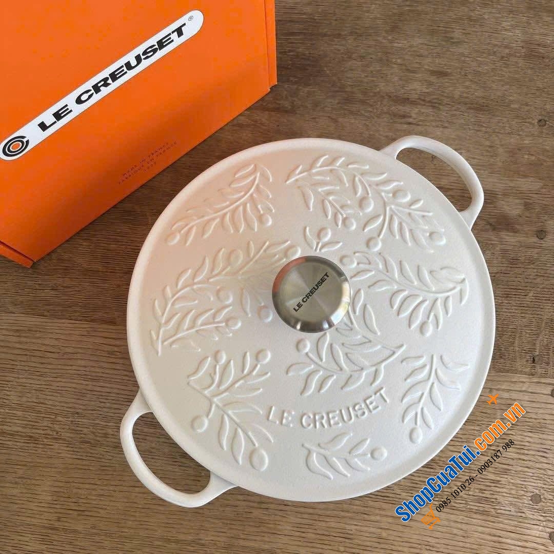 Nồi sâu lòng Le Creuset sz 28cm hoạ tiết hoa lá cành trắng tinh khôi.