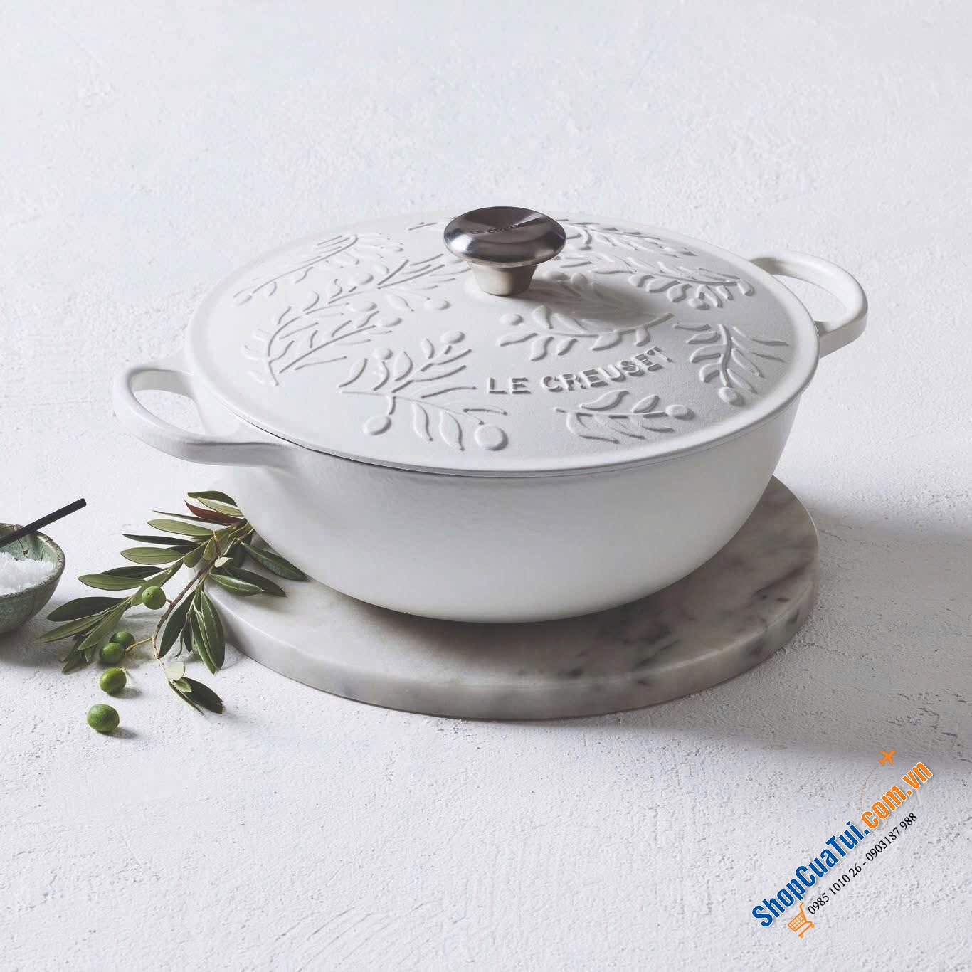 Nồi sâu lòng Le Creuset sz 28cm hoạ tiết hoa lá cành trắng tinh khôi.