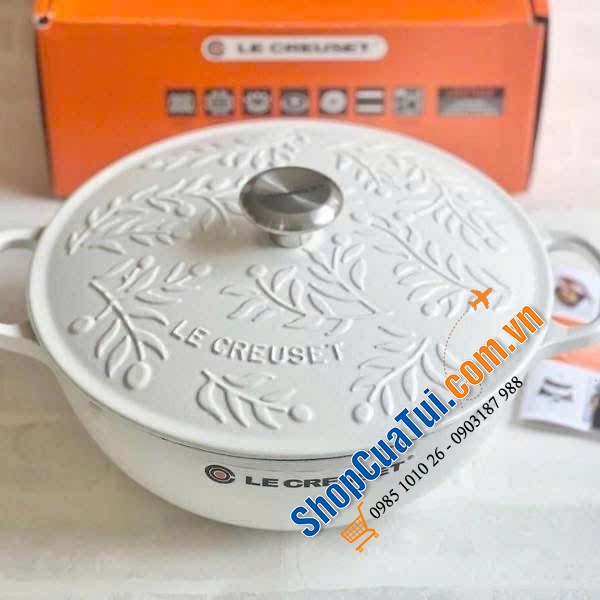Nồi sâu lòng Le Creuset sz 28cm hoạ tiết hoa lá cành trắng tinh khôi.