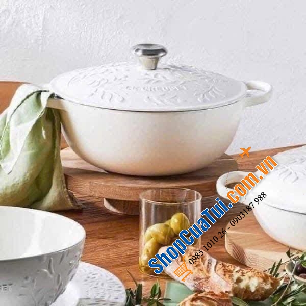 Nồi sâu lòng Le Creuset sz 28cm hoạ tiết hoa lá cành trắng tinh khôi.