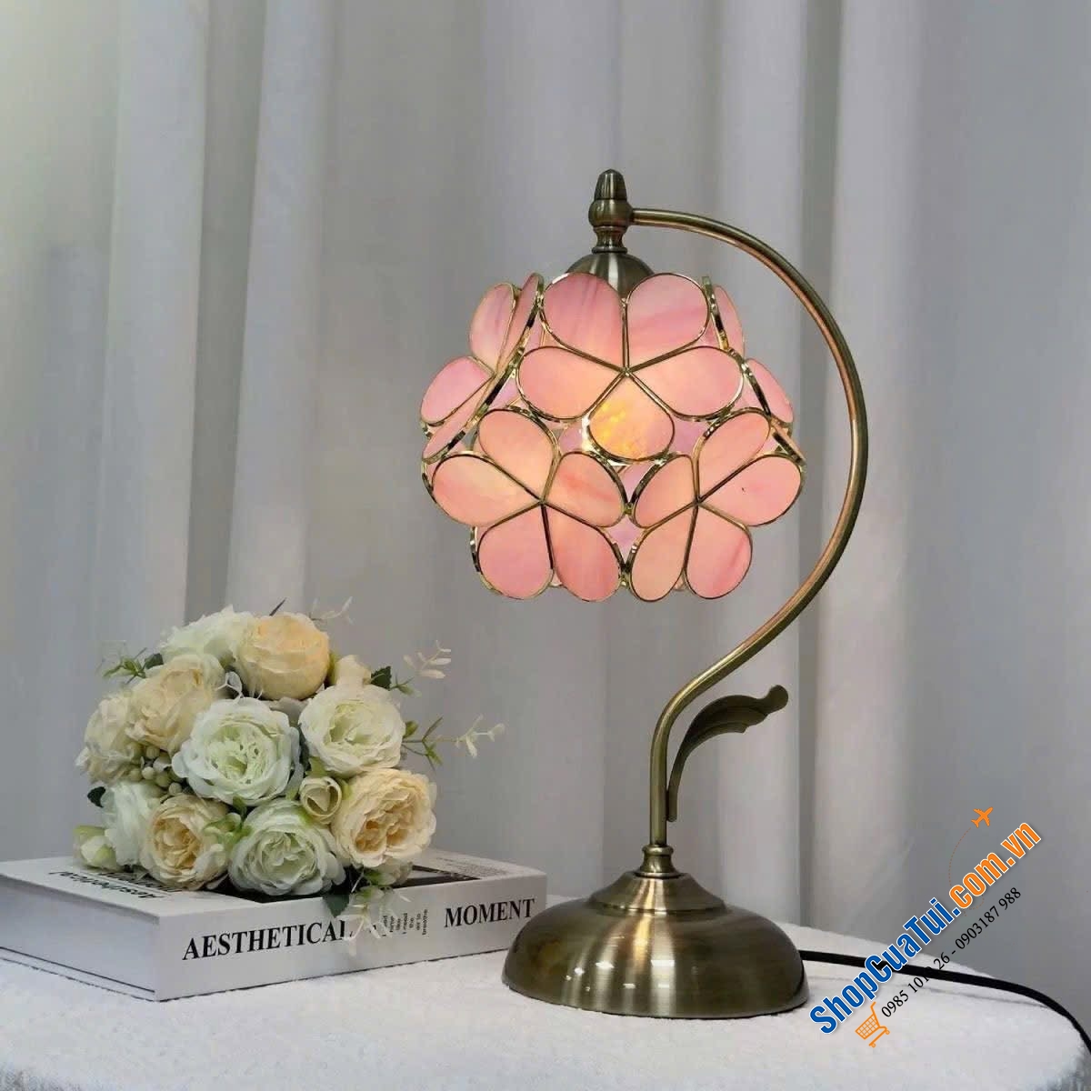 Đèn bàn cánh hoa Tiffany cổ điển sang trọng.