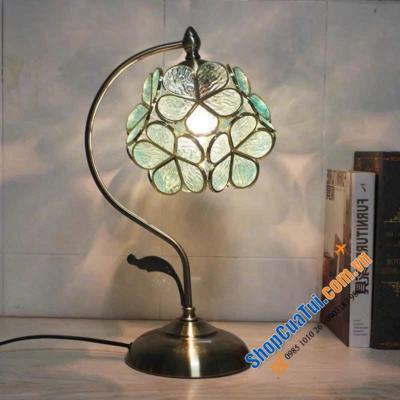 Đèn bàn cánh hoa Tiffany cổ điển sang trọng.
