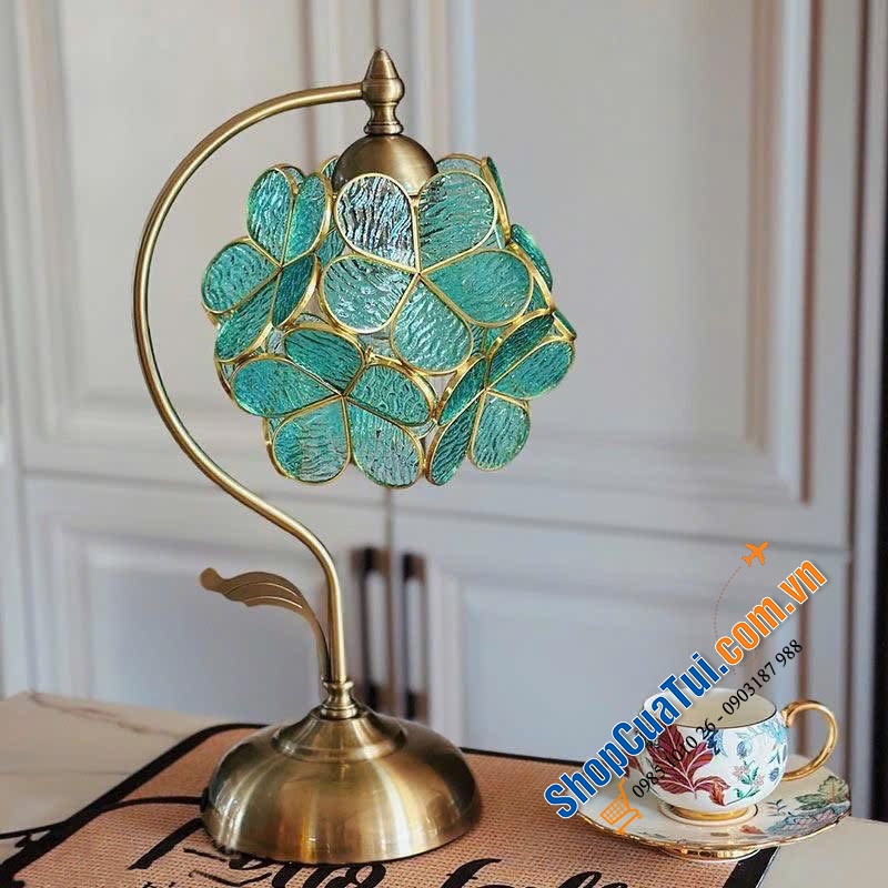 Đèn bàn cánh hoa Tiffany cổ điển sang trọng.