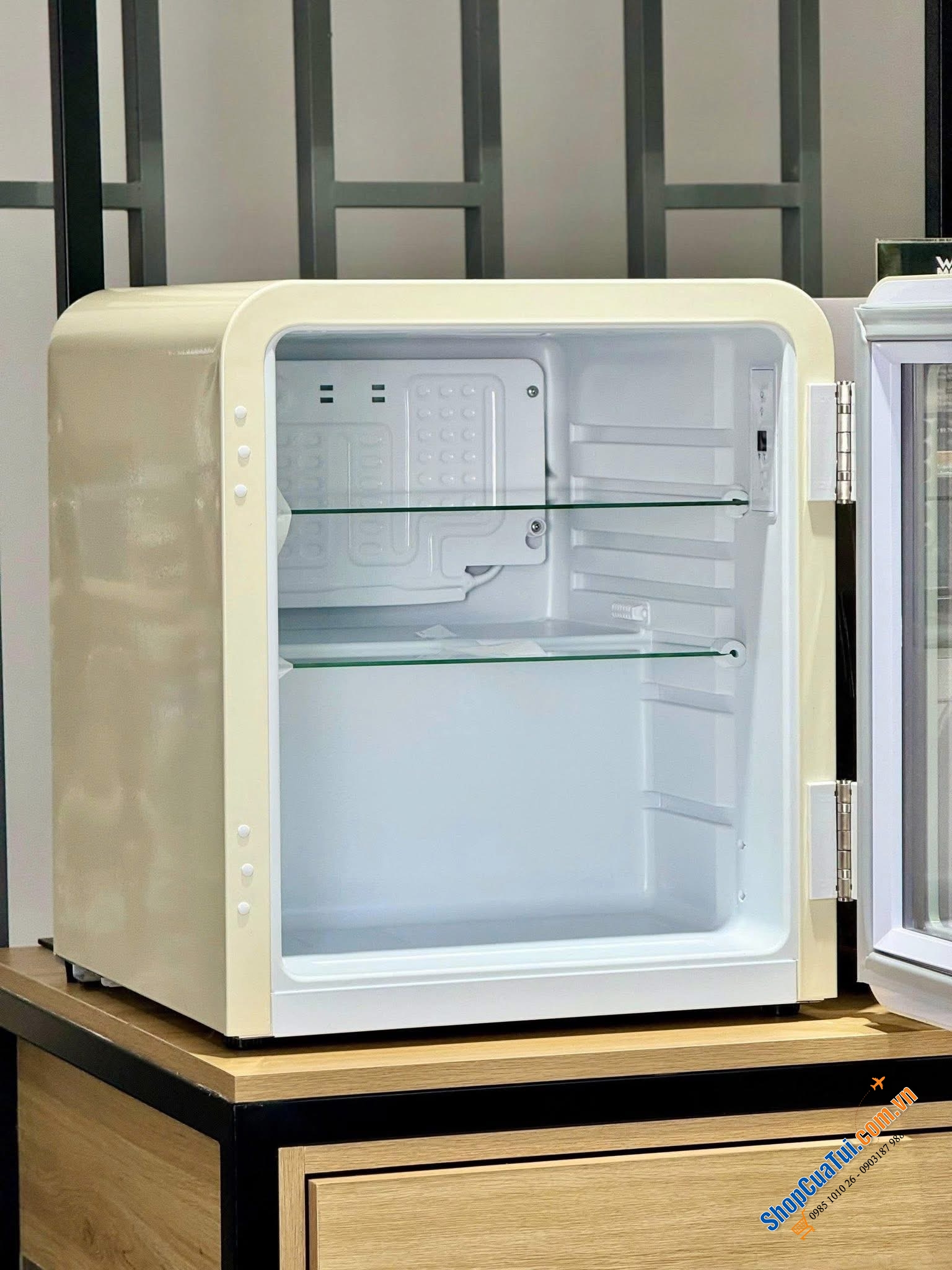 Tủ lạnh HCK 48L SC-46R-S mini retro vừa đựng mỹ phẩm – vừa giữ lạnh đồ uống – lại còn decor siêu đẹp.