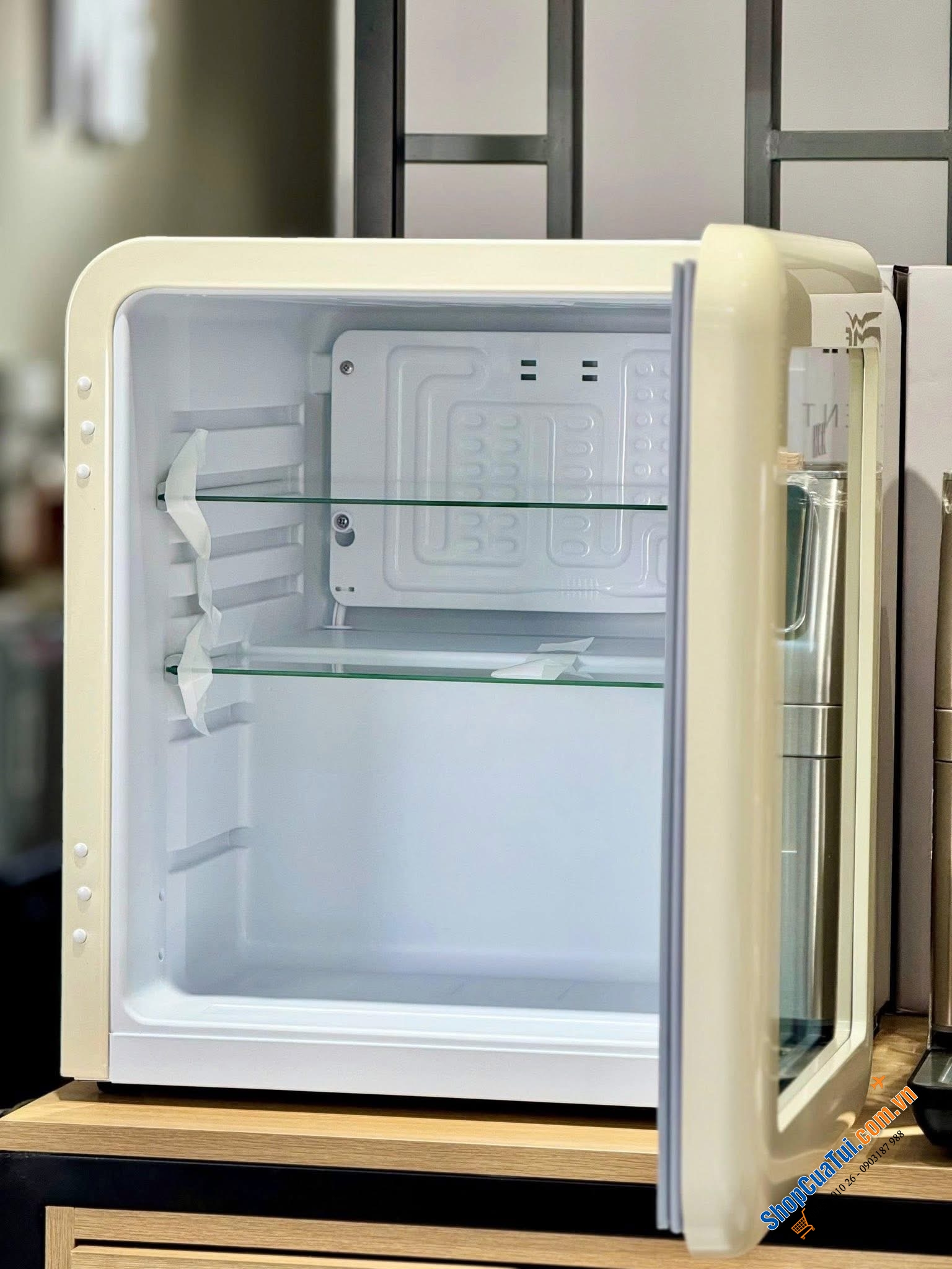 Tủ lạnh HCK 48L SC-46R-S mini retro vừa đựng mỹ phẩm – vừa giữ lạnh đồ uống – lại còn decor siêu đẹp.