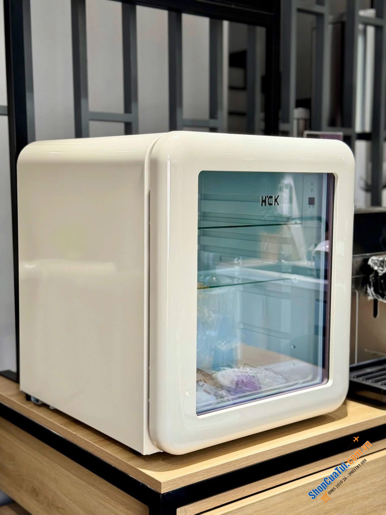 Tủ lạnh HCK 48L SC-46R-S mini retro vừa đựng mỹ phẩm – vừa giữ lạnh đồ uống – lại còn decor siêu đẹp.