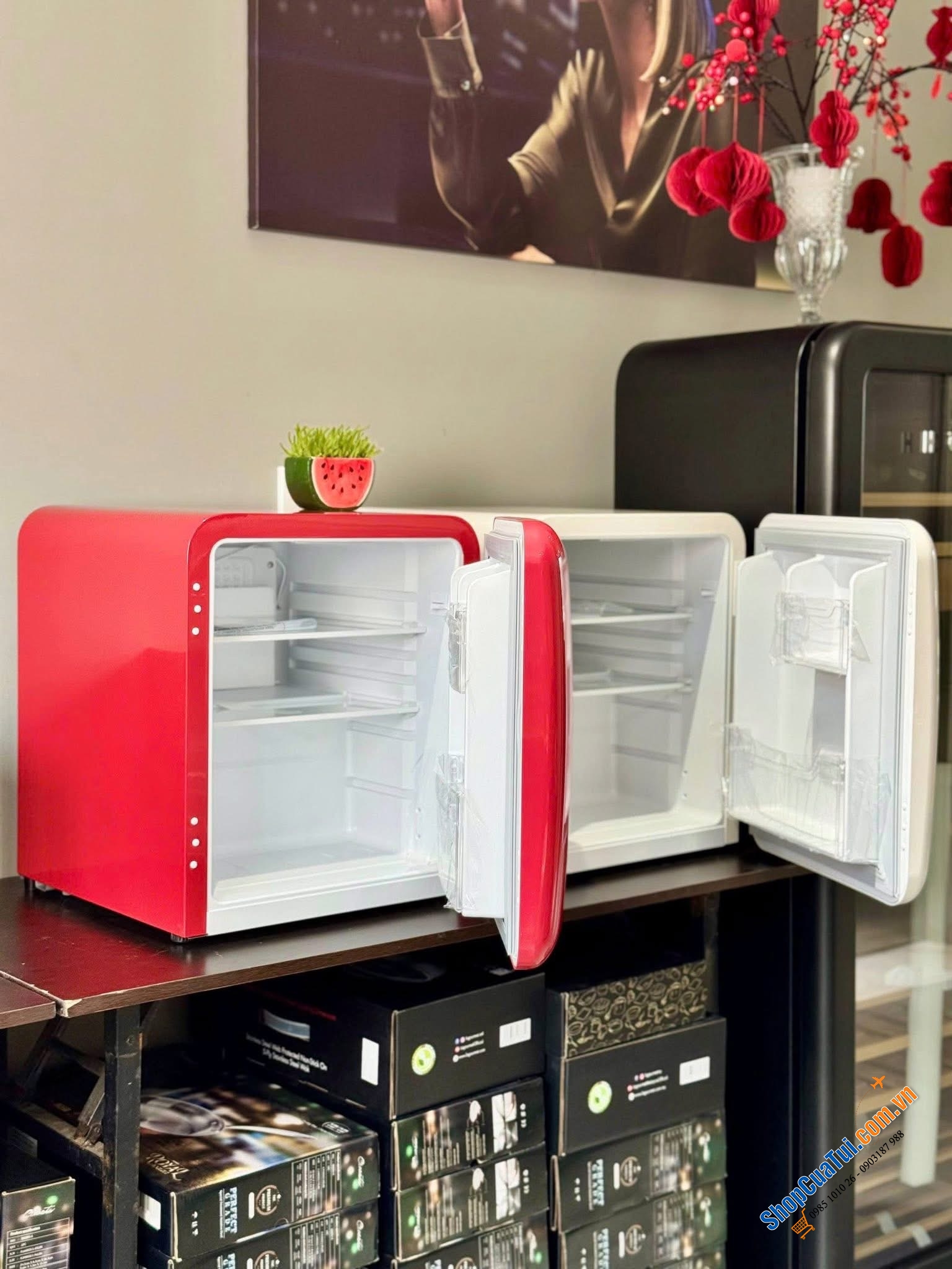 Tủ lạnh HCK 48L SC-46R-S mini retro vừa đựng mỹ phẩm – vừa giữ lạnh đồ uống – lại còn decor siêu đẹp.