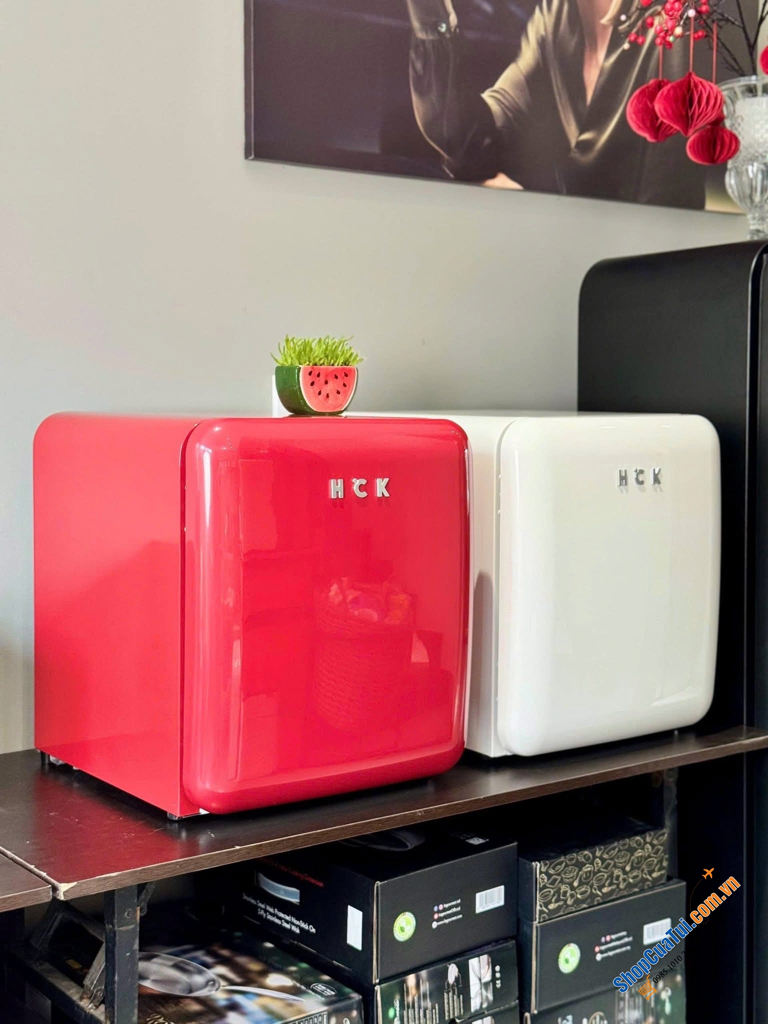 Tủ lạnh HCK 48L SC-46R-S mini retro vừa đựng mỹ phẩm – vừa giữ lạnh đồ uống – lại còn decor siêu đẹp.