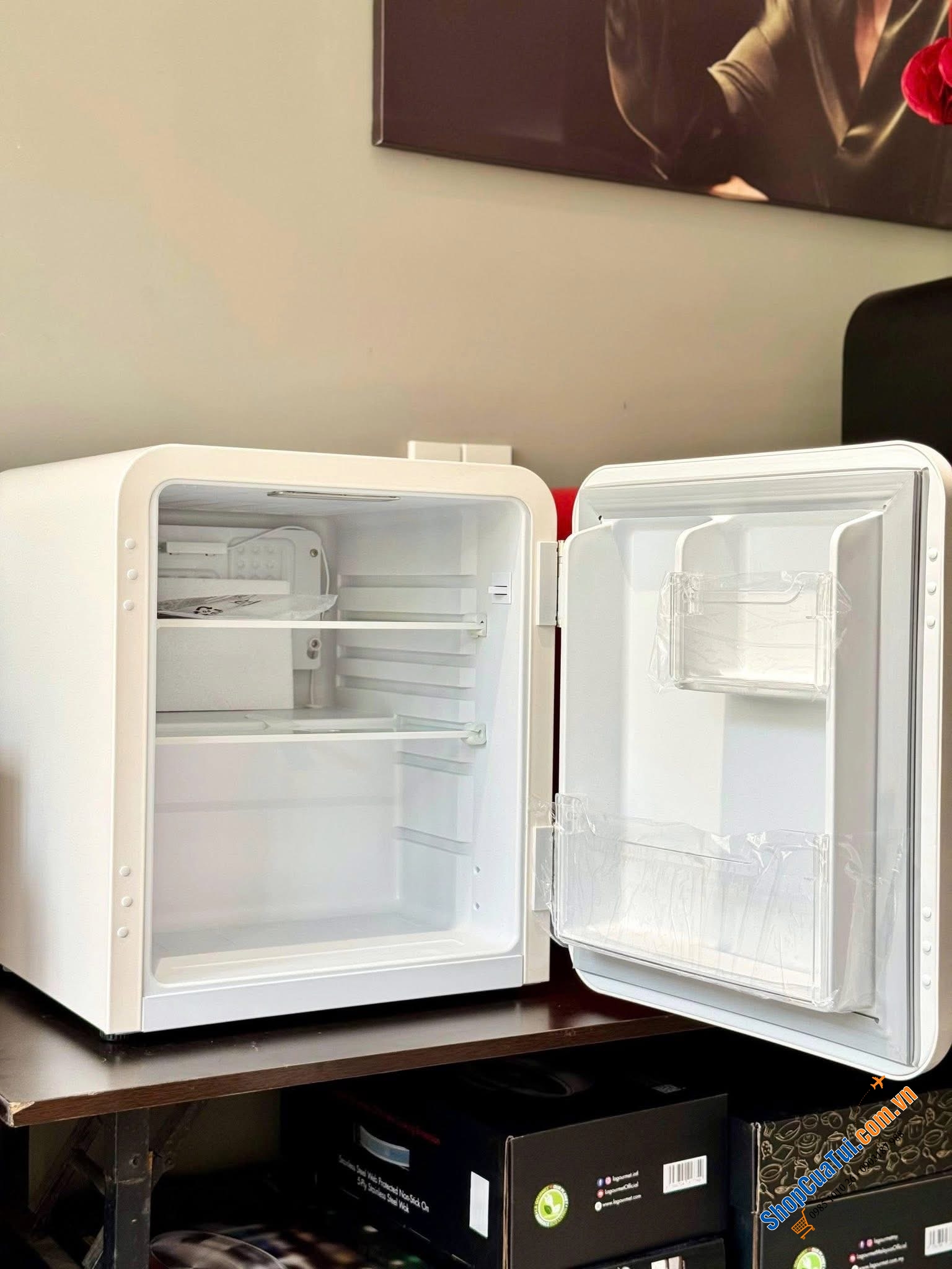 Tủ lạnh HCK 48L SC-46R-S mini retro vừa đựng mỹ phẩm – vừa giữ lạnh đồ uống – lại còn decor siêu đẹp.