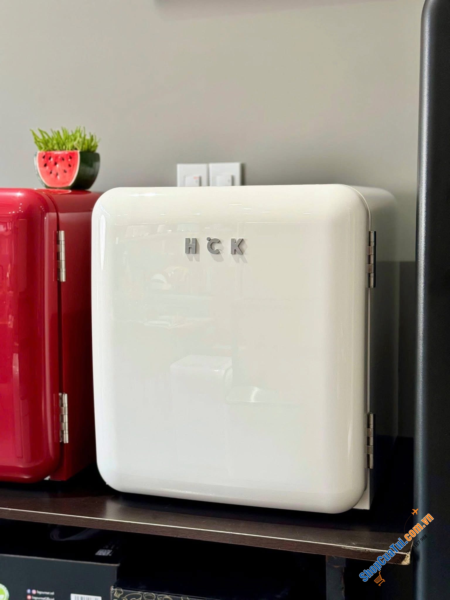Tủ lạnh HCK 48L SC-46R-S mini retro vừa đựng mỹ phẩm – vừa giữ lạnh đồ uống – lại còn decor siêu đẹp.