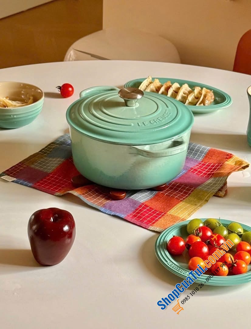 Chiếc nồi \\\"vạn người mê\\\" Le Creuset Cool Mint 20cm đã có mặt để làm bừng sáng không gian của bạn.