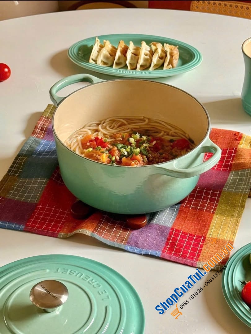 Chiếc nồi \\\"vạn người mê\\\" Le Creuset Cool Mint 20cm đã có mặt để làm bừng sáng không gian của bạn.