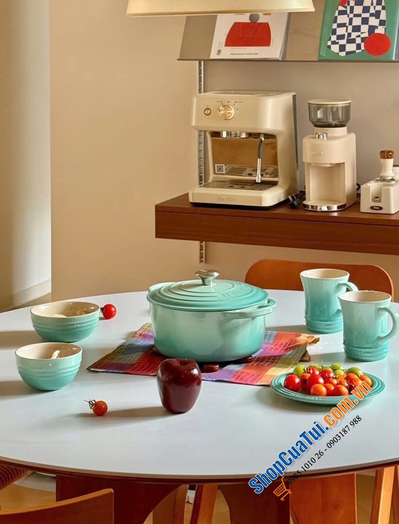 Chiếc nồi \\\"vạn người mê\\\" Le Creuset Cool Mint 20cm đã có mặt để làm bừng sáng không gian của bạn.