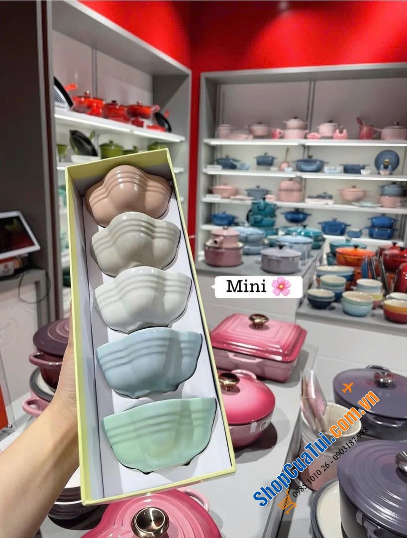 Set bát chấm hoa Le Creuset 8cm – nhỏ xinh.