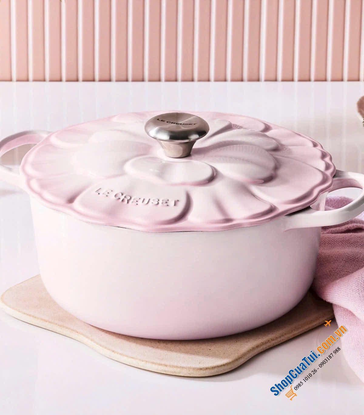 Nồi cánh hoa Le Creuset.