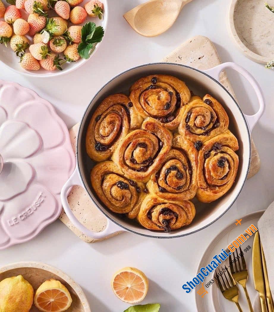 Nồi cánh hoa Le Creuset.