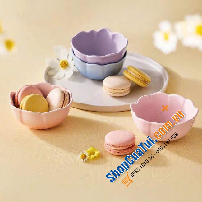 Set 4 bát mini Le Creuset dáng hoa với gam pastel dịu mắt.