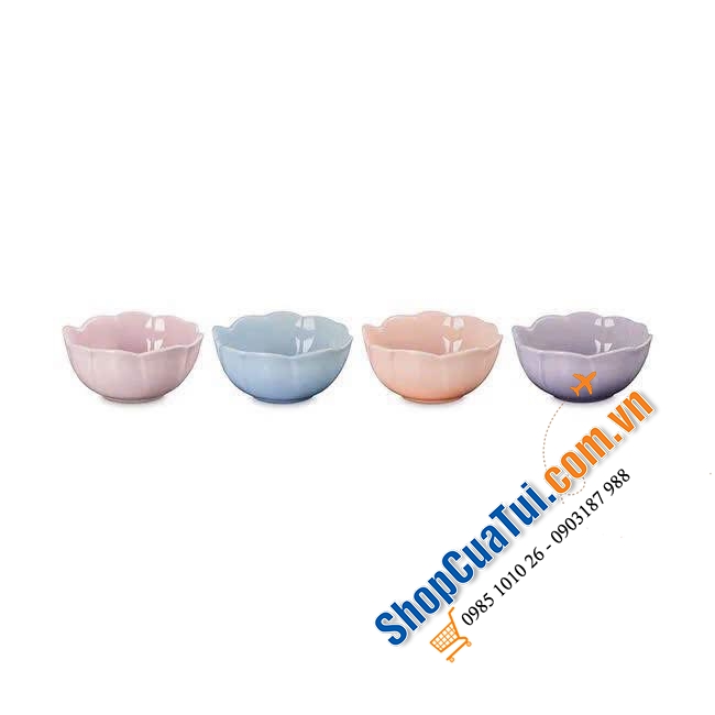 Set 4 bát mini Le Creuset dáng hoa với gam pastel dịu mắt.