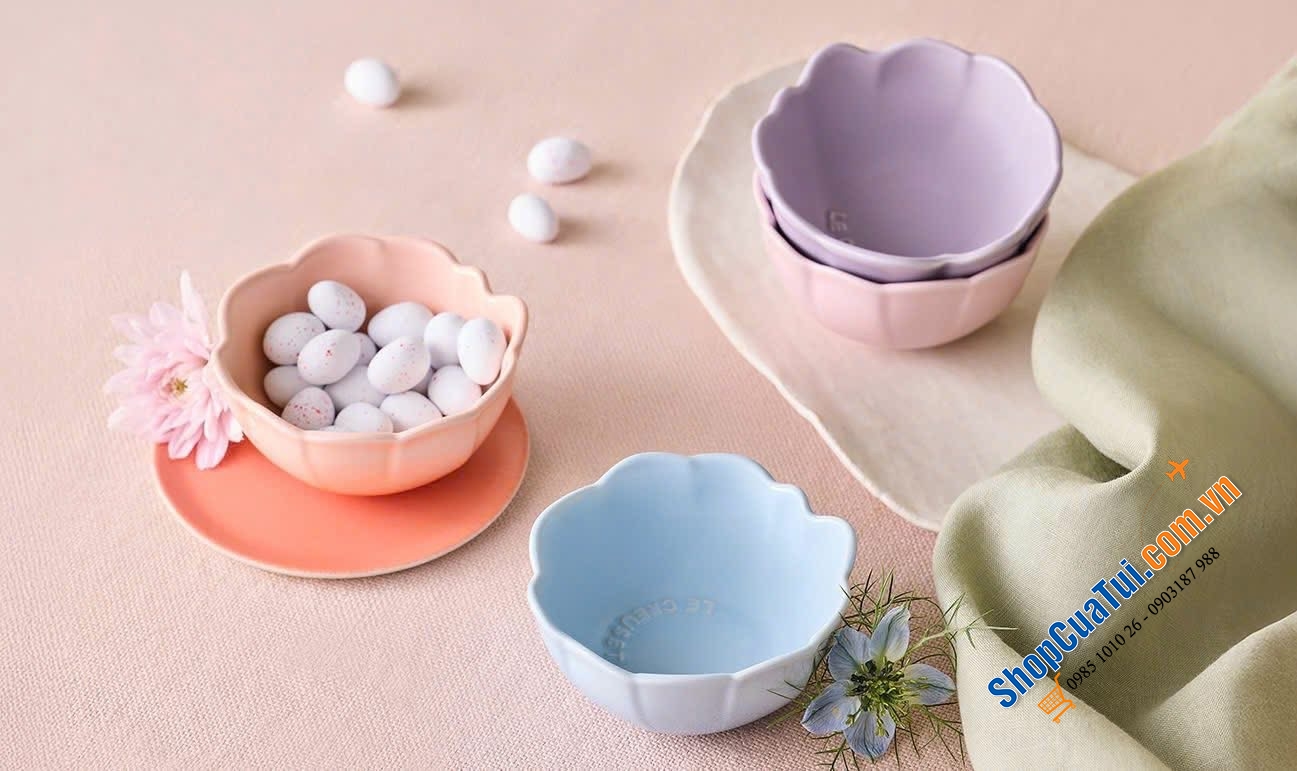 Set 4 bát mini Le Creuset dáng hoa với gam pastel dịu mắt.