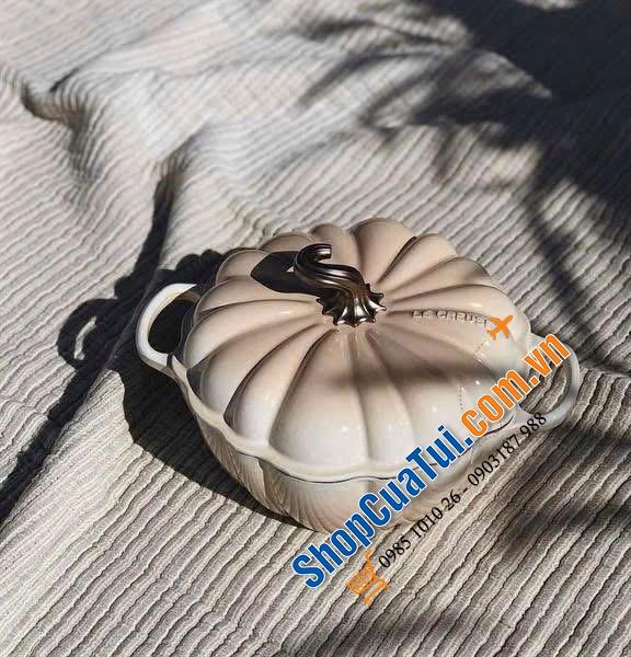 Nồi Le Creuset Phiên bản bí ngô Thyme, sea salt, đen, meringue kem, cam vàng.