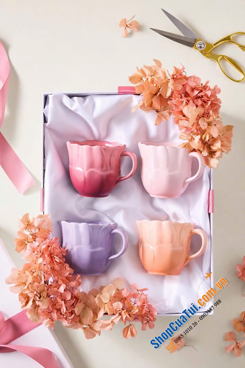 Set 4 cốc Le Creuset dáng hoa 350ml, men bóng cao cấp, bảng màu pastel chuyển sắc tinh tế.
