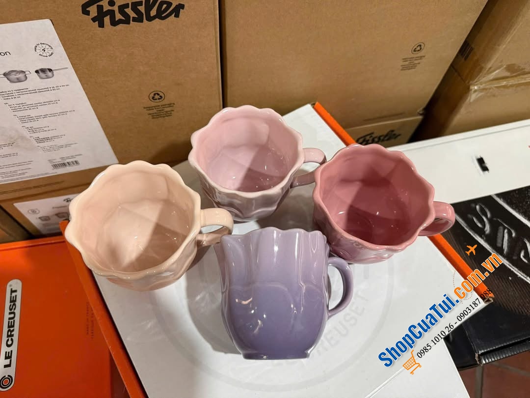 Set 4 cốc Le Creuset dáng hoa 350ml, men bóng cao cấp, bảng màu pastel chuyển sắc tinh tế.