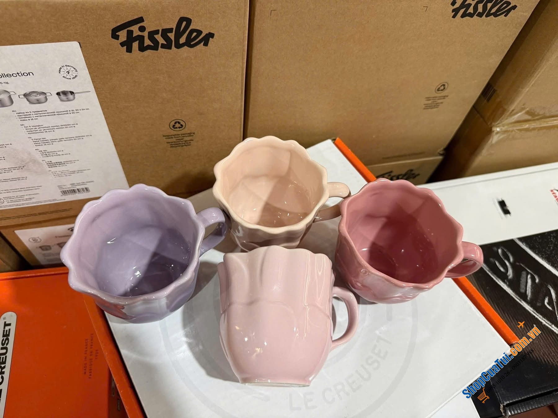 Set 4 cốc Le Creuset dáng hoa 350ml, men bóng cao cấp, bảng màu pastel chuyển sắc tinh tế.