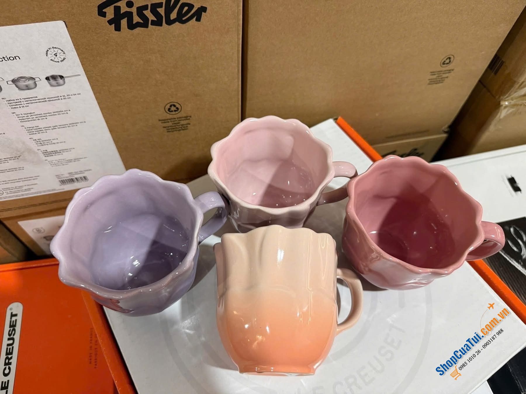 Set 4 cốc Le Creuset dáng hoa 350ml, men bóng cao cấp, bảng màu pastel chuyển sắc tinh tế.