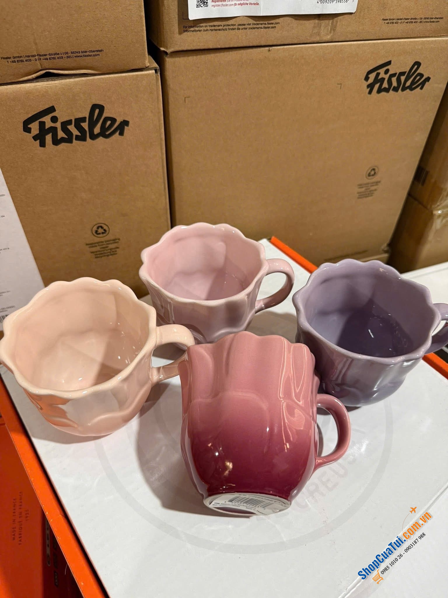 Set 4 cốc Le Creuset dáng hoa 350ml, men bóng cao cấp, bảng màu pastel chuyển sắc tinh tế.