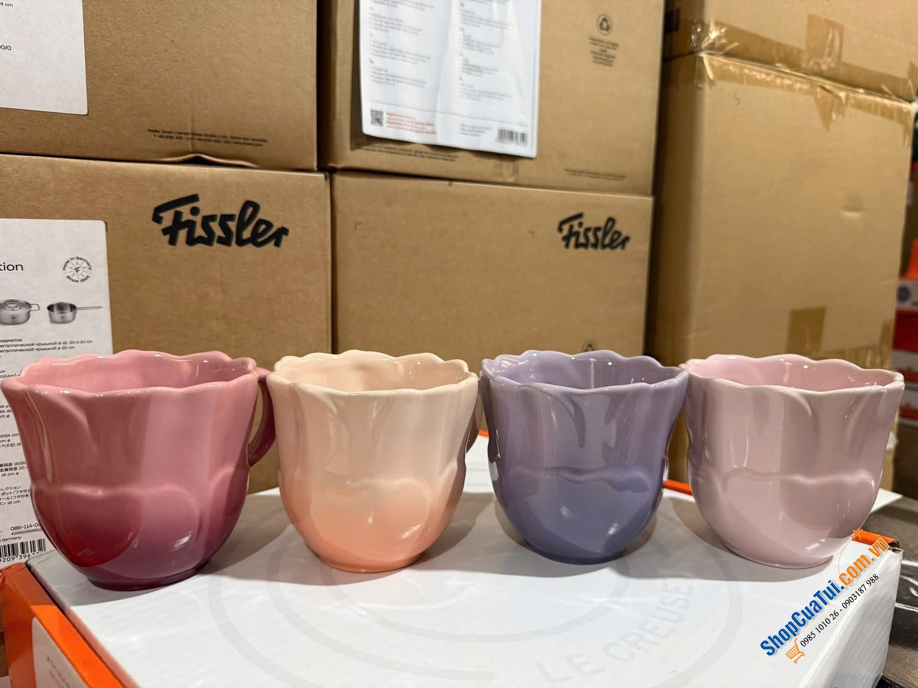 Set 4 cốc Le Creuset dáng hoa 350ml, men bóng cao cấp, bảng màu pastel chuyển sắc tinh tế.