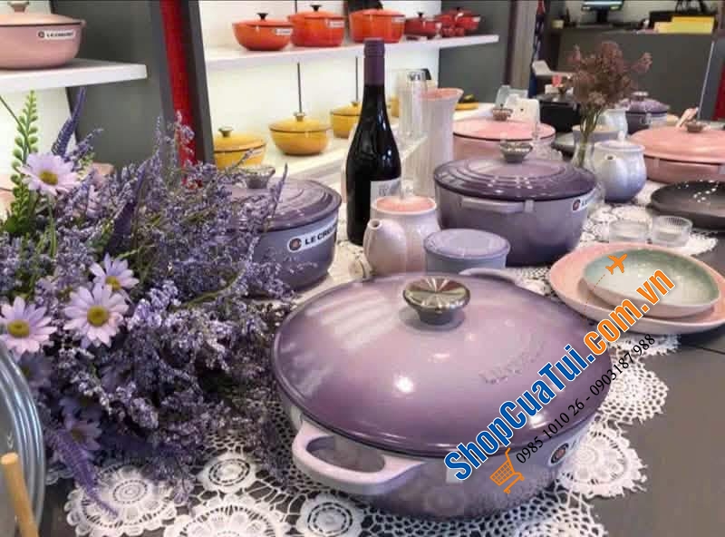 Le Creuset marmite - nồi sâu lòng size 22cm màu xanh artichaut, hồng berry và tím thuộc bộ sưu tập của hãng.