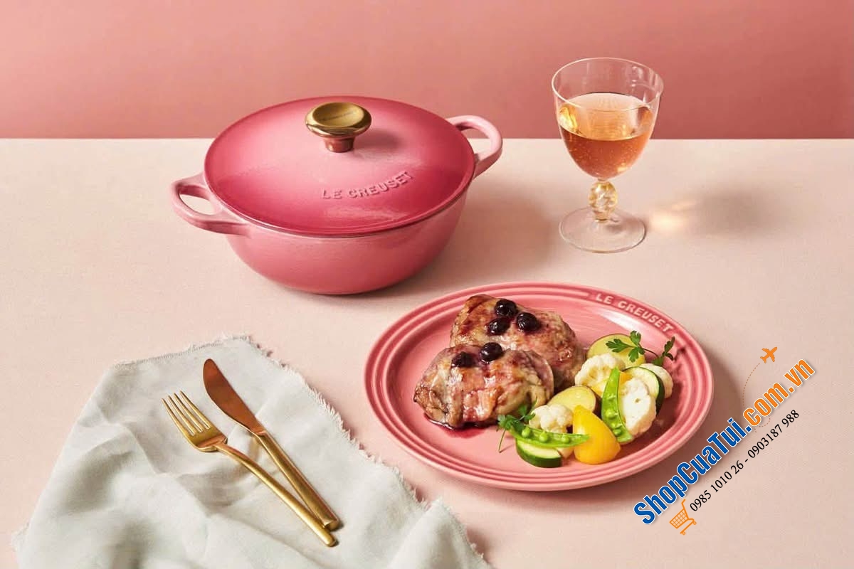 Le Creuset marmite - nồi sâu lòng size 22cm màu xanh artichaut, hồng berry và tím thuộc bộ sưu tập của hãng.