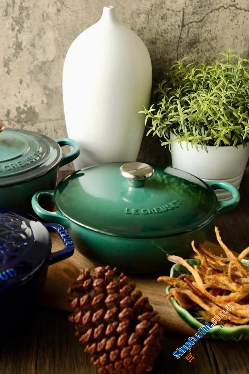 Le Creuset marmite - nồi sâu lòng size 22cm màu xanh artichaut, hồng berry và tím thuộc bộ sưu tập của hãng.
