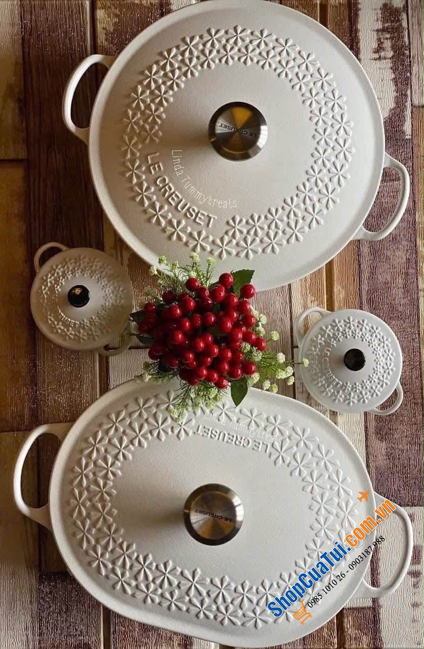 Nồi gang hoa nổi Le creuset cotton trắng 22cm – phiên bản thanh tao mà sang hết nấc.   Chảo gang oval hoa nổi Le creuset oblong cotton trắng 31cm.   Nồi gang hoa mai nổi Le Creuset mimosa tinh tế , sang trọng.