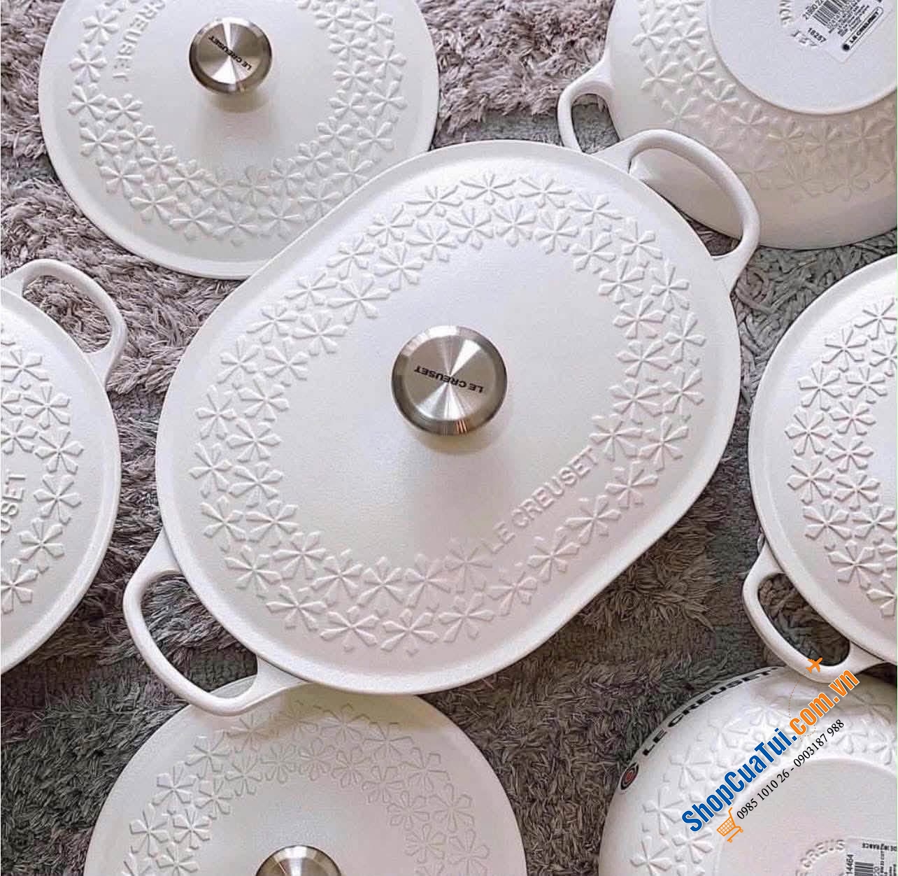 Nồi gang hoa nổi Le creuset cotton trắng 22cm – phiên bản thanh tao mà sang hết nấc.   Chảo gang oval hoa nổi Le creuset oblong cotton trắng 31cm.   Nồi gang hoa mai nổi Le Creuset mimosa tinh tế , sang trọng.