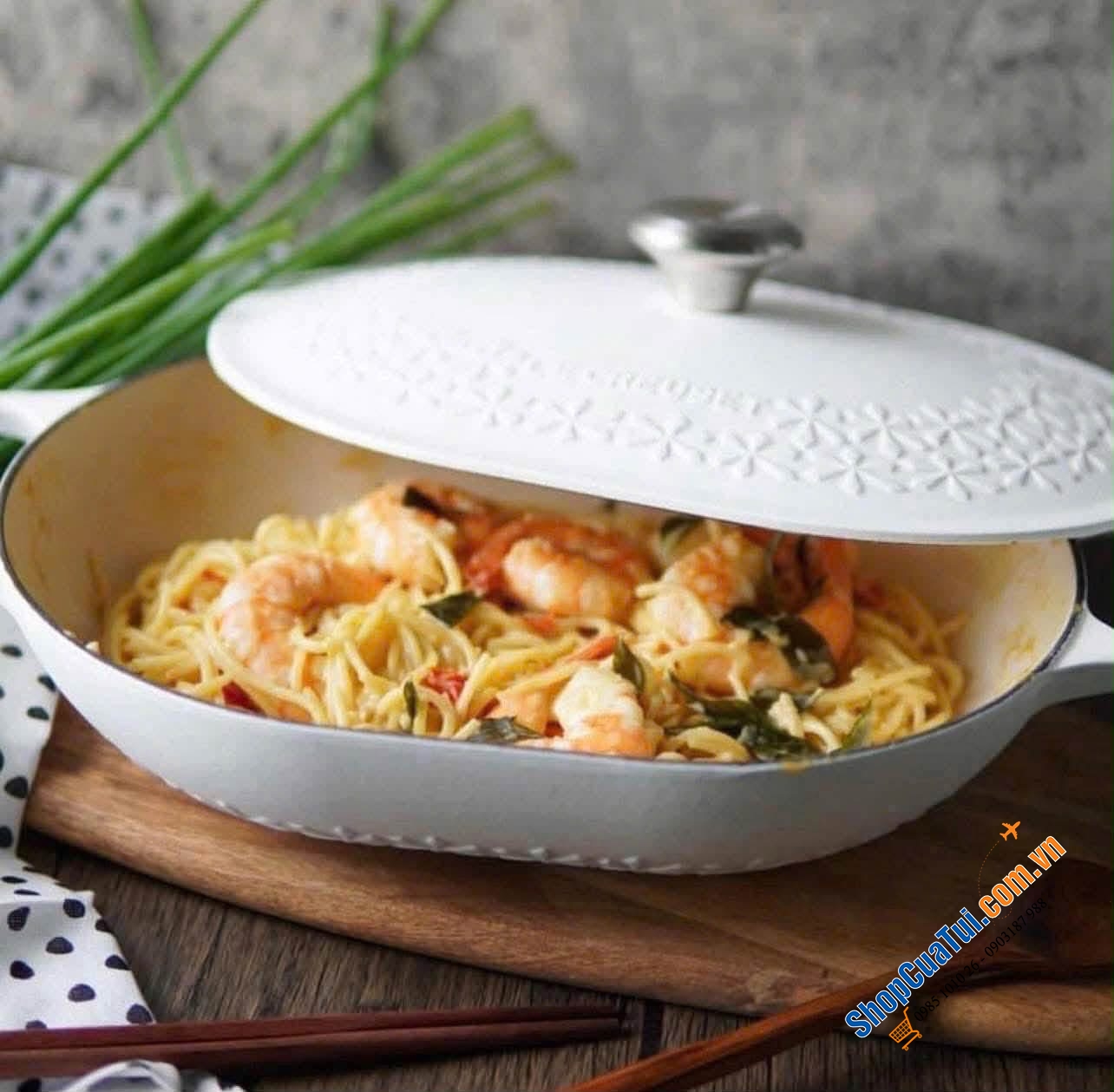 Nồi gang hoa nổi Le creuset cotton trắng 22cm – phiên bản thanh tao mà sang hết nấc.   Chảo gang oval hoa nổi Le creuset oblong cotton trắng 31cm.   Nồi gang hoa mai nổi Le Creuset mimosa tinh tế , sang trọng.