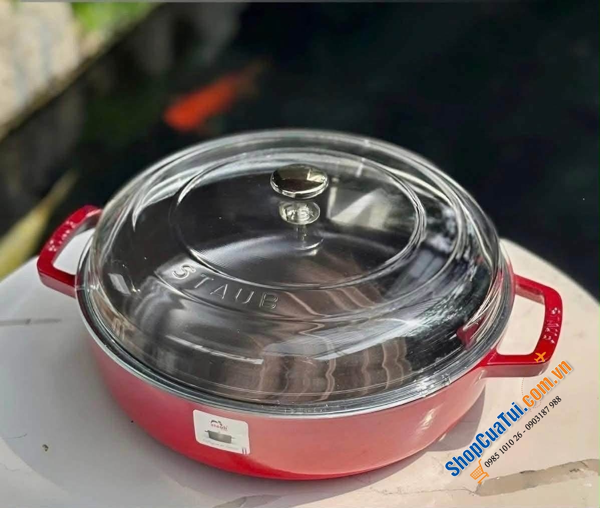 Nồi chảo gang STAUB màu đỏ Size 24cm - 28cm có vung kính.