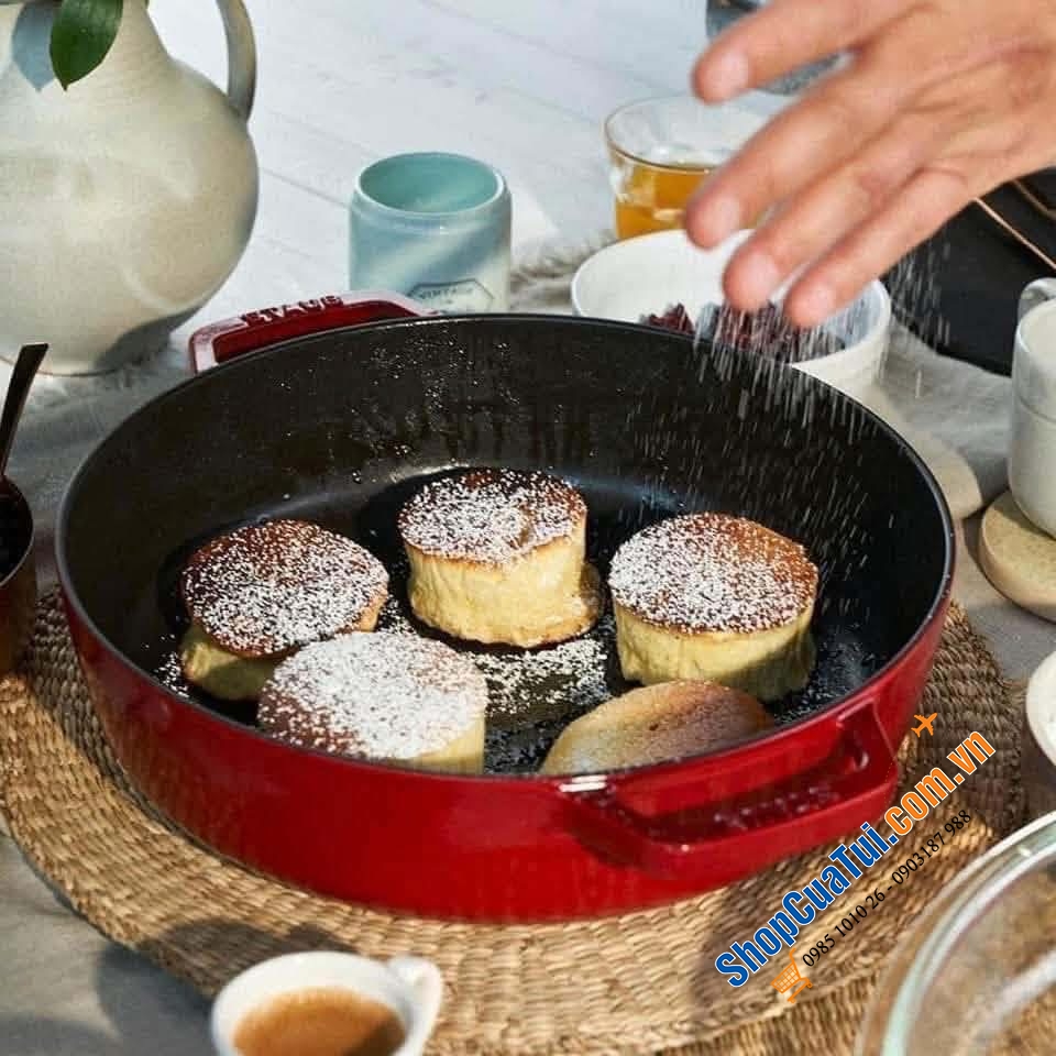 Nồi chảo gang STAUB màu đỏ Size 24cm - 28cm có vung kính.