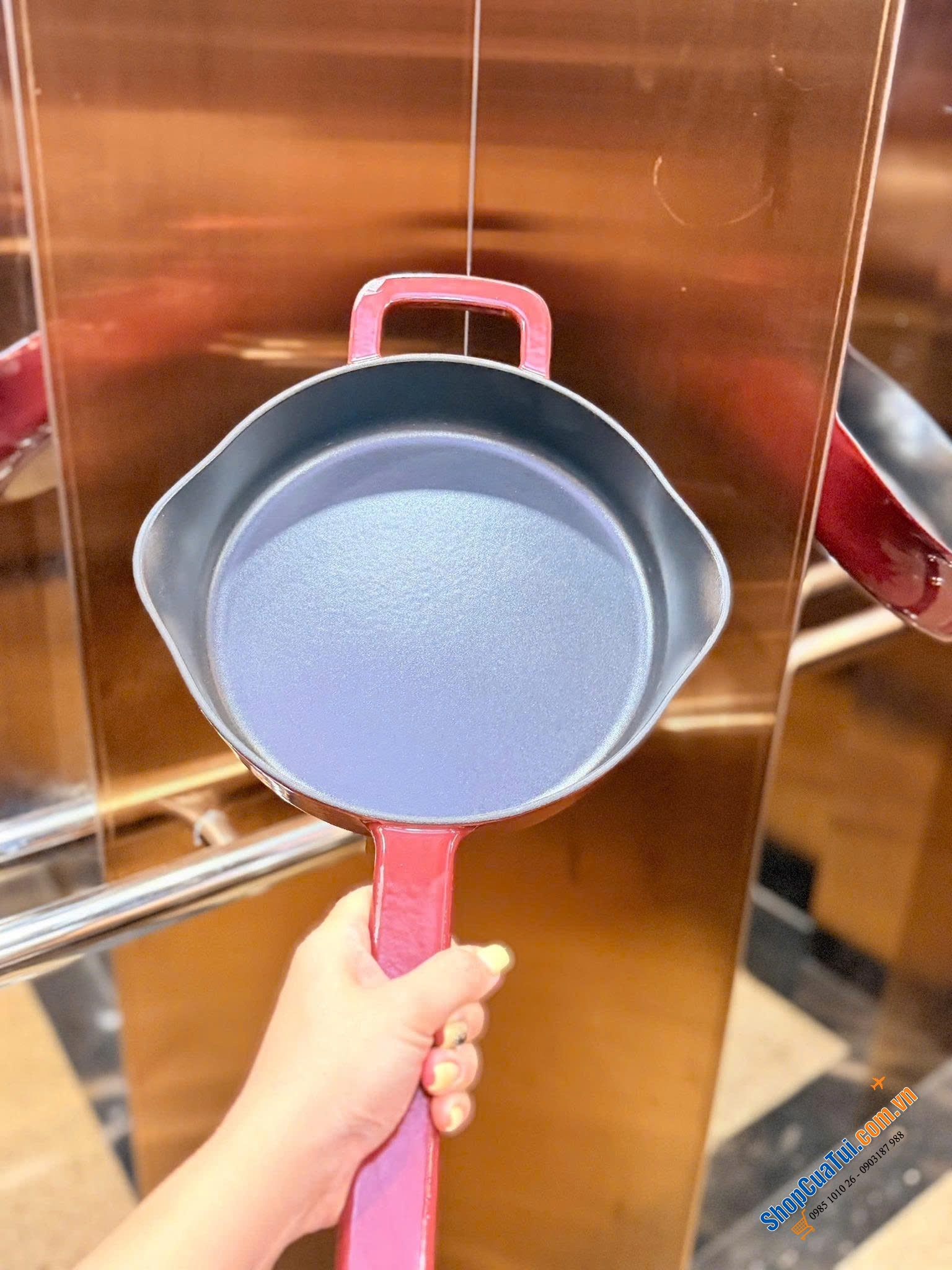 Chảo gang Fissler 24cm màu Đỏ.