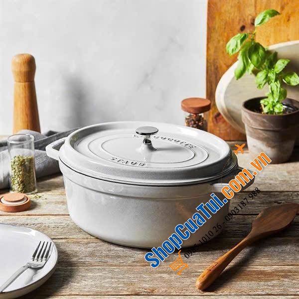 Staub Oval Cocotte 27cm màu White Truffle và đỏ cherry.