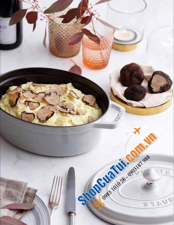 Staub Oval Cocotte 27cm màu White Truffle và đỏ cherry.