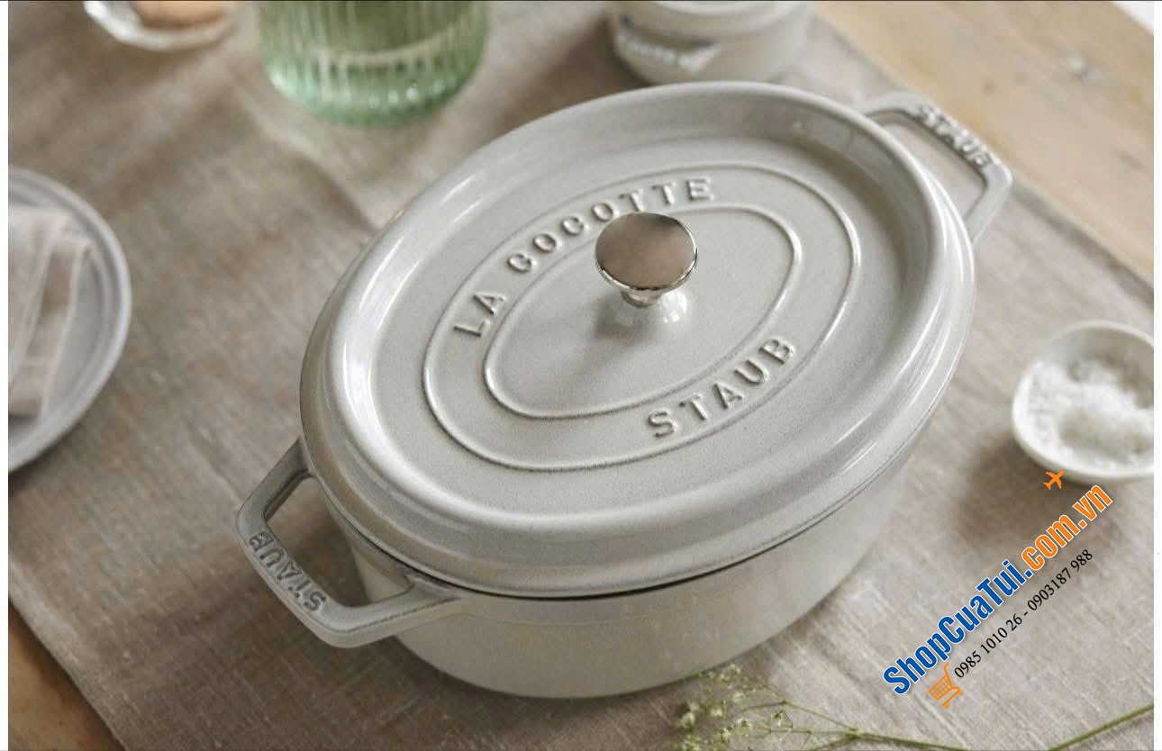 Staub Oval Cocotte 27cm màu White Truffle và đỏ cherry.
