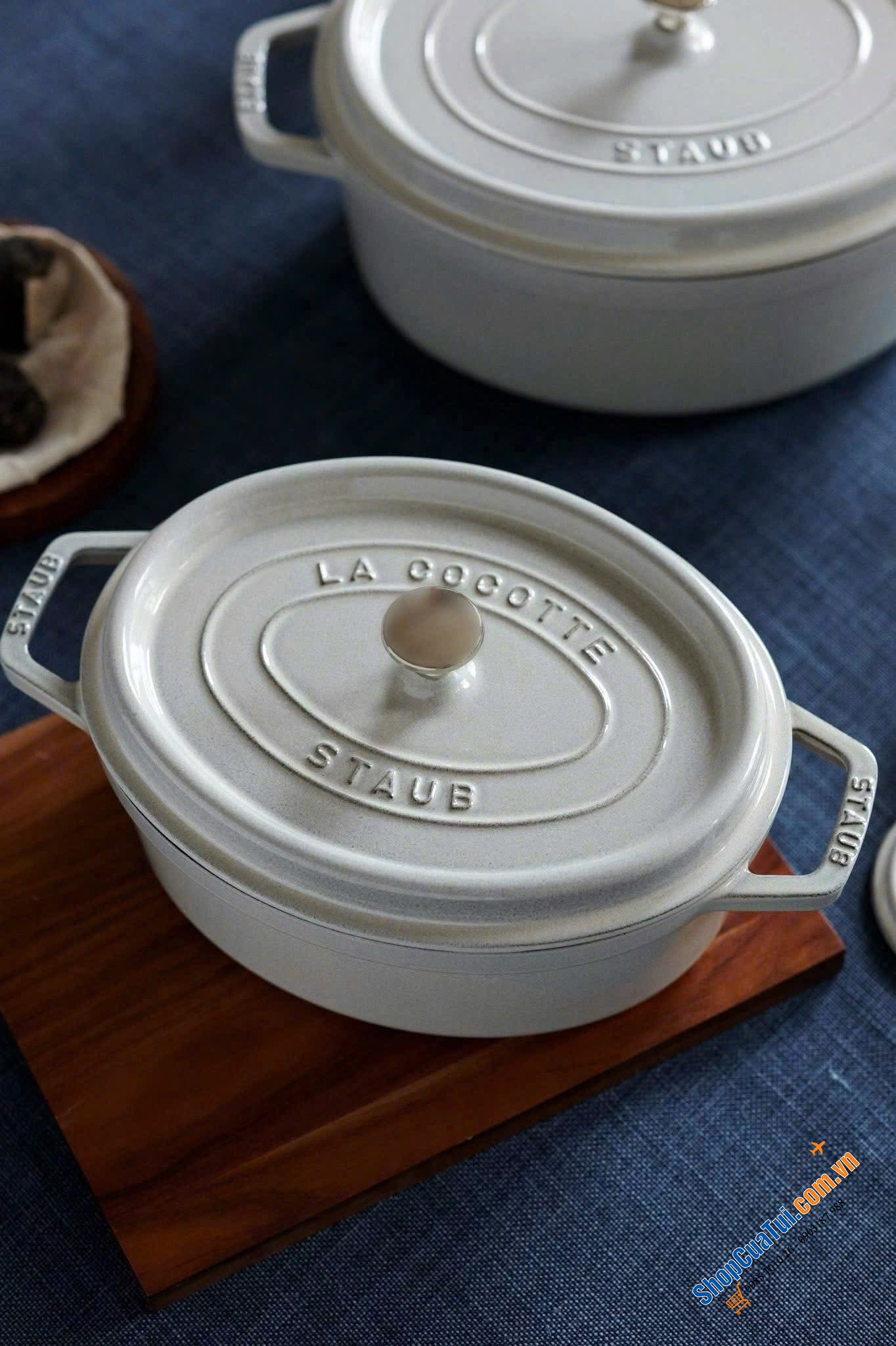 Staub Oval Cocotte 27cm màu White Truffle và đỏ cherry.