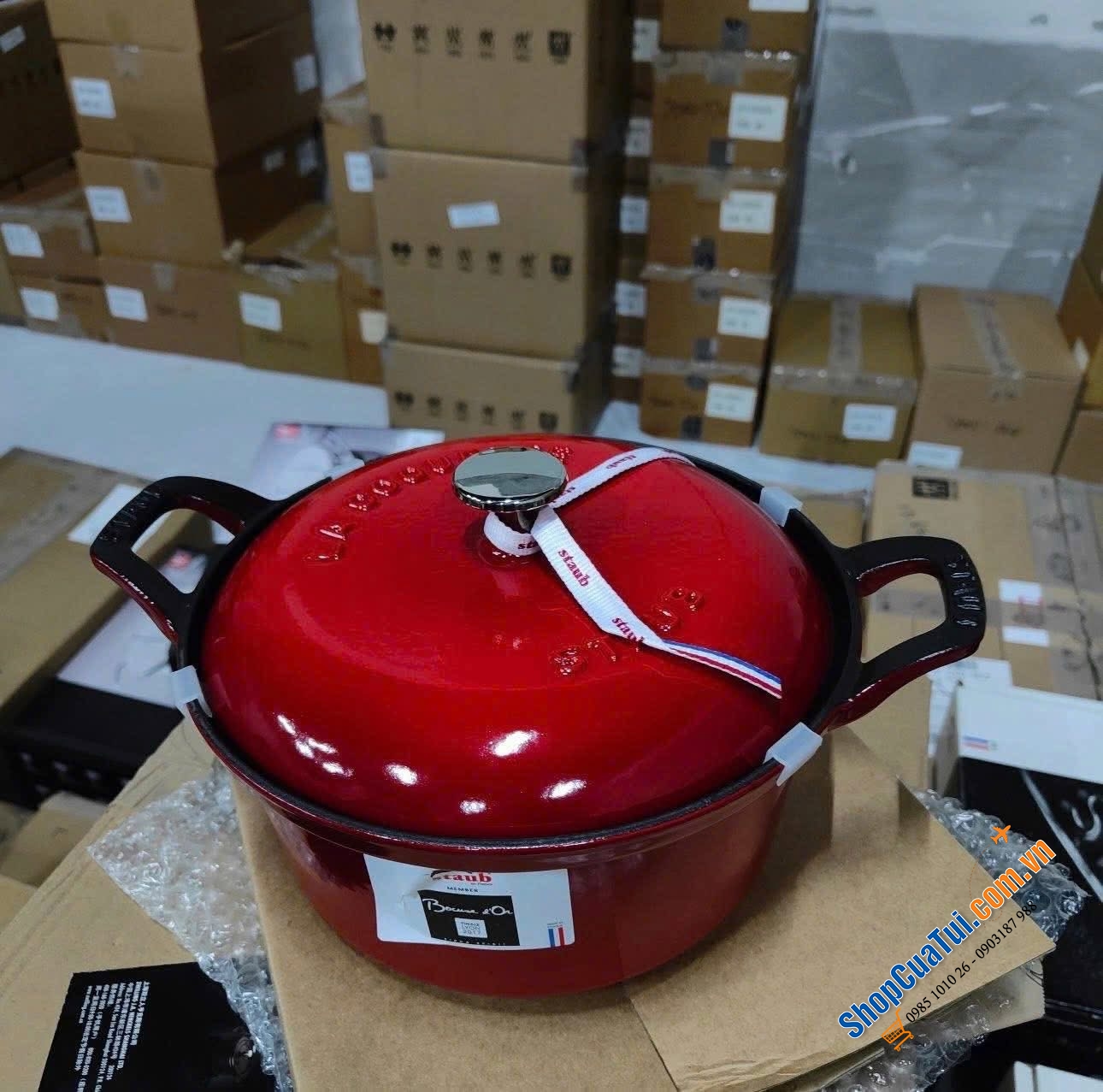 Nồi Staub Cocotte đỏ Vintage tai vểnh – dáng retro Pháp mê từ cái nhìn đầu tiên.”
